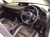フロントシートは心地よいフィット感と程よいホールド性を両立。今までになく快適な運転を楽しめるマツダ自慢のシートです。