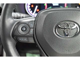 ステアリングスイッチ付き。前方から目を離すことなく操作することが可能です。
