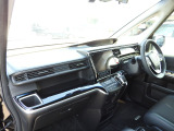 ★助手席周辺★ダッシュボードには豊富な収納BOXがありいつもすっきりとした車内!ほしい場所にちょうど良い収納を備えています。大きなフロントガラスによって見晴らしも良く快適な座り心地となっております