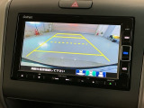 リバースギアに入れるだけで後方の表示へ切り替わります。夜間や雨の日の駐車も楽になりますよ。
