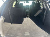 後席を全て倒して、荷物専用のスペースにした状態です。これなら長いものも積めますし、ご旅行や趣味に活用できますね。