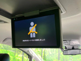 【フリップダウンモニター】大画面モニターで後席でもエンタメをお楽しみいただけます。小さなお子様にも大人気の装備です♪