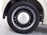 ホイールは車のデザインにマッチした専用タイプです。