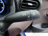スイッチをオートに設定しておけば、車外の明るさに応じて自動的にヘッドランプを点灯・消灯します。夕暮れ時やトンネルの続く山道などを走行する時に便利なコンライトを装備しています。