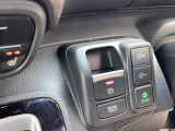 電子パーキングシステム搭載車です。ブレーキホールド機能もついております。アクセルペダルを踏めば自動的に解除します。
