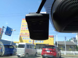安心・安全なカーライフに必須のドライブレコーダーを装備 走行中はもちろん、アオリ運転や事故に遭遇した際の状況も映像で記録し万が一のリスクに備えます