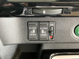 【リア両側パワースライドドア】リモコンなどで自動開閉。Hondaスマートキーを携帯していれば、軽い力で解錠とドアオープンが行えます。半ドア状態まで閉めると、自動的に全閉する機能付き。