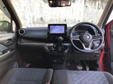 運転席からの視界が左右に広く隅々まではっきりと見渡せます。クルマの前端も把握しやすく安心して運転できます。