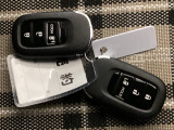 スマートキー装備。 キーをポケットに入れたままでもドアのロック&アンロックができ、雨の日や、荷物の多い時に大活躍です。