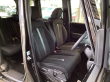 【ベンチシート】運転席と助手席の移動もスムーズ!狭い駐車場での乗り降りや、お子様の乗り降りにも便利です。座席の間にコンソールボックスやドリンクホルダーがないため、車内空間が広く感じます。