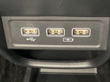 セレクトレバーの下に、スマートフォンなどの充電可能なUSB端子が2個、音源などの外部入力の可能なUSB端子が1個ついています。移動中に充電もできるので便利です。