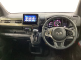 車内は光触媒抗菌消臭施工済です。スタイリッシュなデザインでスポーティなインパネ周りを演出します。グローブボックスやカップホルダーのほかにトレーなどたくさんの収納スペースが付いています。