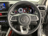 ステアリングから手を離さず、運転に集中したままオーディオ等の操作や安全装置の設定などが行えます。