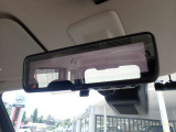 スマートルームミラーがリヤカメラで車両後方の映像ルームミラー表示しをクリアな後方視界を確保してくれます。