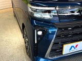 【LEDヘッドライト】悪天候や夜間走行時も良好な視界を確保し安心して運転できる高輝度LEDヘッドライトを装備!点灯速度が早く、消費電力も抑えられています。