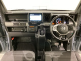 車内は光触媒抗菌消臭施工済です。インパネ周りはスタイリッシュなデザインで機能や装備も充実しています。グローブボックスやカップホルダーのほかにトレーなどたくさんの収納スペースが付いています。