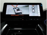 サイドクリアランスビュー表示中に、旋回時の運転操作に合わせて自動で車両を斜め後方から見たような映像を表示。