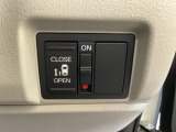 左側電動スライドドアは運転席からでも操作ができるように、ハンドル付近に開閉の操作スイッチが付いています。
