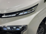 【LEDヘッドライト】悪天候や夜間走行時も良好な視界を確保し安心して運転できる高輝度LEDヘッドライトを装備!点灯速度が早く、消費電力も抑えられています。