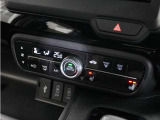 【オートエアコン】温度を設定すれば自動で快適な車内温度を保ちます。エアコン内部の高性能脱臭フィルターで車内のアレルゲンや花粉を除去。