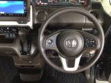 【ハンドル】運転にかかわる様々な操作を安全に行えるように視点移動が少なく操作性に配慮されたスイッチ類が凝縮されたコックピットです。