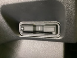ハンドルの左下にETCがついています。高速道路の料金所の通過も楽々です。 カードの取り出しもしやすい場所についています。