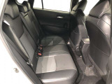 【後部座席】も当然、綺麗・清潔に仕上げております。内装の綺麗なお車は気持ちが良いですし、コンディションのいい車が多いです。これもオススメの1台です。