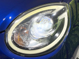 【LEDヘッドライト】悪天候や夜間走行時も良好な視界を確保し安心して運転できる高輝度LEDヘッドライトを装備!点灯速度が早く、消費電力も抑えられています。