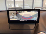 見えない部分の危険察知をサポートする360&deg;ビューモニター+フロントパーキングセンサーです。車両の前後左右にある4つのカメラを活用し、センターディスプレイの表示や各種警報音で定速走行時や駐車時に車両周