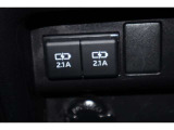 給電用USBポートが装備されています。iPhoneやスマートフォンの充電など、車内にあると便利なアイテムのひとつですね! 電源が複数あるとコードを差替える面倒もなく楽ですよ。