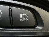 【オートマチックハイビームヘッドライト】ハイビーム走行時に対向車や前走車をカメラで認識して自動的にロービームにする機能が装備されています。※道路環境などによっては作動しない場合があります。