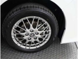 かっこいいホイールですね。 車のイメージを大きく左右するホイール部分はコダワリを持ちたいですね。