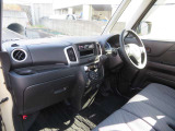 シンプルな車内です。