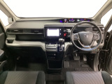 車内は光触媒抗菌消臭施工済です。インパネ周りはスタイリッシュなデザインです。グローブボックスやカップホルダーのほかにトレーなどたくさんの収納スペースが付いています。