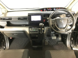 ドライバーを包み込むように、ディスプレーやスイッチ、コンソールを配置。座った瞬間から運転への期待が。空間そのものの心地よさにこだわっています。