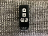 スマートキー付きですからドアロックの開閉およびエンジンスタートが楽々です。電動スライドドアの開け閉めもボタンで操作できます。