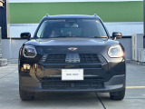 MINIのフロントグリルのデザインはイギリスで生まれた当初から、シルバーのサイドバーが折り重なった伝統的なデザインで御座います。その伝統はBMWのお車になってからでも少しずつ形を変えて守られております