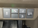 ハンドルの右側にはヘットライトリベライザーとHondaセンシング用のメインスイッチがついています。ヘッドライトリベライザーは道路状況や積荷の加重に応じてライトの高さを調節できます。