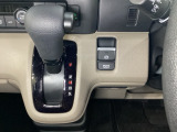 CVT車のセレクトレバーです。低速から高速まで、変速ショックのないスムーズな走りと、エンジン効率のよい領域を維持して燃費にも貢献します。サイドブレーキはスイッチ操作の電子制御パーキングブレーキです。