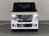 ディスチャージヘッドライト【HID】を装備していますのでとても明るく、夜間の走行や雨の日も安全・安心です。