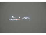 運転手の目の前のガラスにスピードメーター等を表示してくれるヘッドアップディスプレイ。視線の移動が少なくてすむので運転に集中できます。