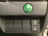 ハンドルの右側には安全装備の、VSA(ABS+TCS+横滑り抑制)の解除スイッチがついています。燃費に役立つECONボタンもここです。