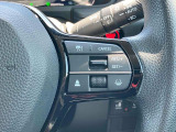 高速道路で便利なクルーズコントロール機能が付いていますよ。速度を設定するとアクセルを踏まなくても一定の速度で走ることができるので足を休ませる事ができますね。