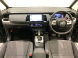車内は光触媒抗菌消臭施工済です。インパネ周りはスタイリッシュなデザインで機能や装備も充実しています。グローブボックスやカップホルダーのほかにトレーなどたくさんの収納スペースが付いています。