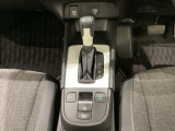 CVT車のセレクトレバーです。低速から高速まで、変速ショックのないスムーズな走りと、エンジン効率のよい領域を維持して燃費にも貢献します。サイドブレーキはスイッチ操作の電子制御パーキングブレーキです。