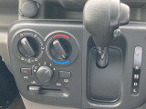 マニュアルエアコンで簡単操作!四季を問わず快適に運転することができます。