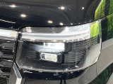 【LEDヘッドライト】悪天候や夜間走行時も良好な視界を確保し安心して運転できる高輝度LEDヘッドライトを装備!点灯速度が早く、消費電力も抑えられています。
