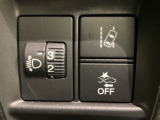ハンドルの右下にはヘッドライトレベライザーと路外逸脱抑制機能のスイッチなどがついています。ヘッドライトレベライザーは道路状況や積荷の加重に応じてライトの高さを調節できます。