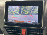 【バックカメラ】駐車時に後方がリアルタイム映像で確認できます。大型商業施設や立体駐車場での駐車時や、夜間のバック時に大活躍!運転スキルに関わらず、今や必須となった装備のひとつです!