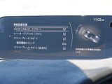こちらのお車には先進安全装備が多数搭載されています。衝突被害を回避あるいは軽減するためのブレーキや、後方死角からの接近警報、車線逸脱を防止する警報装置など、詳しくはスタッフまでお尋ねください。